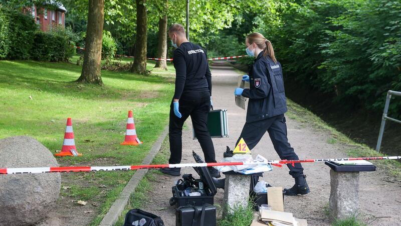 Ermittler sind nach dem SEK-Einsatz in Hamburg im Einsatz.