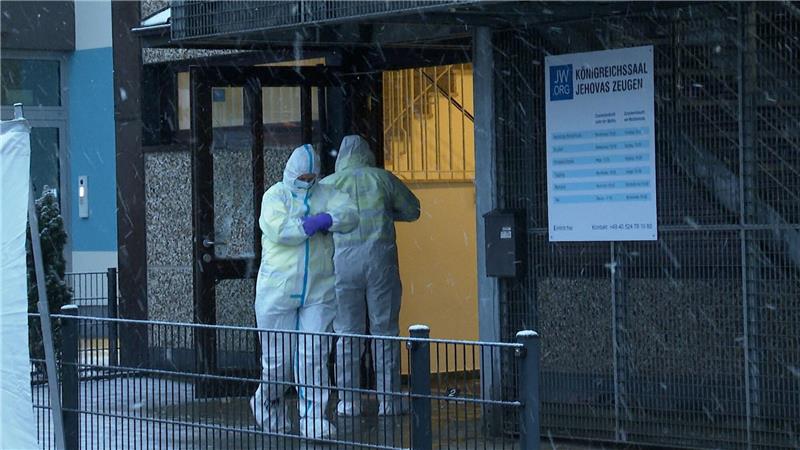 Amoktäter in Hamburg tötet sieben Menschen – 135 Schüsse abgefeuert Ermittler stehen am Morgen vor dem Gebäude der Zeugen Jehovas in Hamburg, in dem mehrere Menschen getötet wurden.