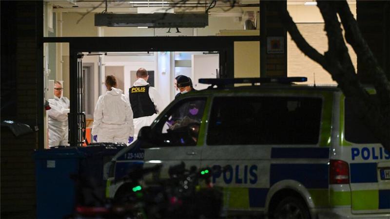 Polizei findet mutmaßlichen Schützen in Örebro tot vor Ermittler untersuchen den Tatort.