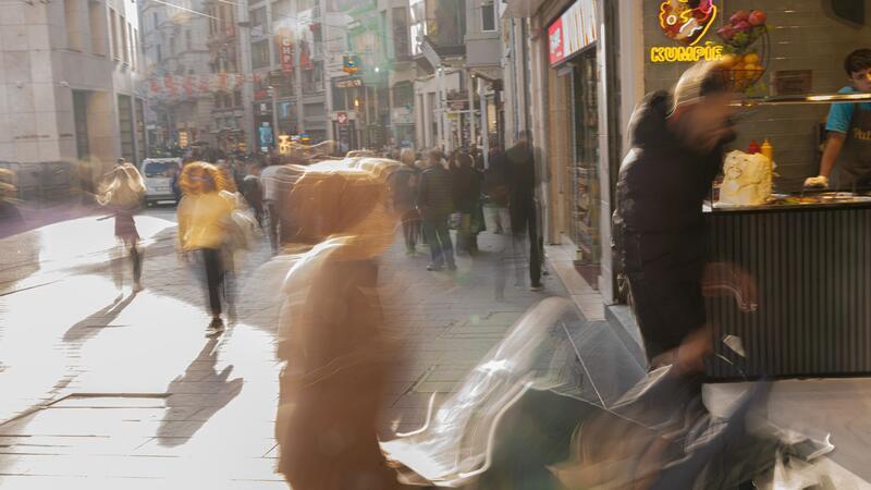 Ermittler vermuteten bisher eine Lebensmittelvergiftung, etwa durch Streetfood.