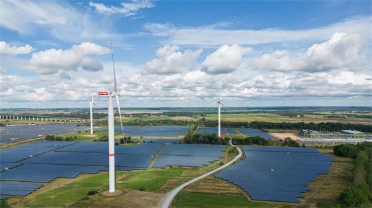 Erneuerbare Energie ist das Rückgrat der Energieversorgung in Schleswig-Holstein und ein Treiber der wirtschaftlichen Entwicklung an der Westküste. (Archivbild) 