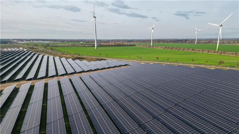 Erneuerbare Energien werden in diesem Jahr laut einer Hochrechnung knapp 56 Prozent des Stromverbrauchs decken. (Symbolbild)