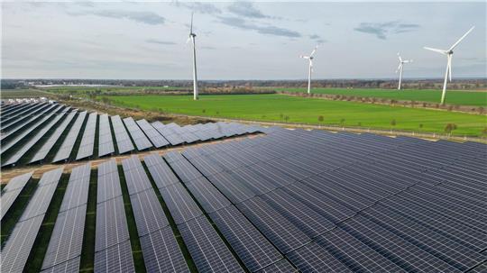 Erneuerbare Energien werden in diesem Jahr laut einer Hochrechnung knapp 56 Prozent des Stromverbrauchs decken. (Symbolbild)