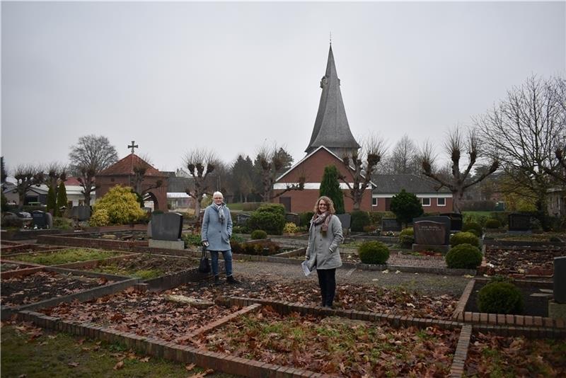 Erneuerung geplant: Pastorin Agnethe Krarup (rechts) und Petra Preuß vom St.-Martini-Kirchenvorstand auf dem Friedhof in Estebrügge. Foto: Vasel