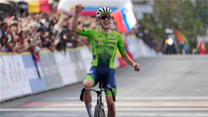 Erneut Weltmeister: Der Slowene Tadej Pogacar feiert seinen Sieg im Straßenrennen.