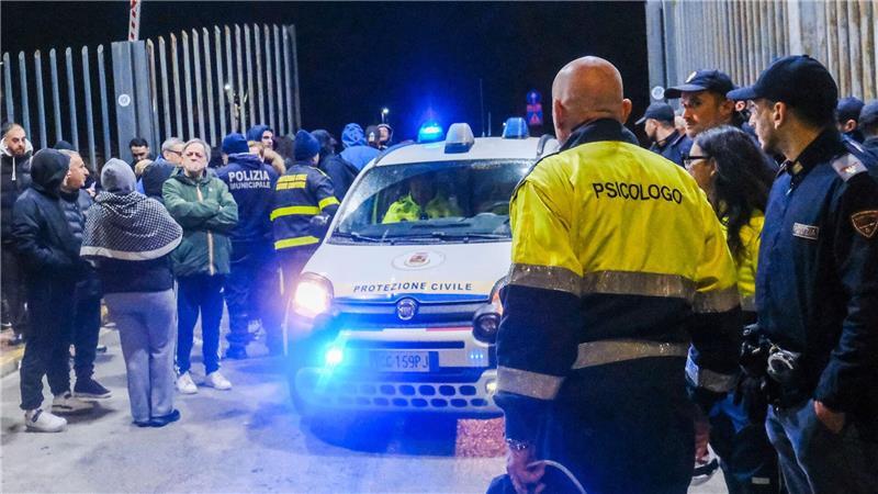 Erdbeben der Stärke 4,4 unweit von Supervulkan bei Neapel Erneut bebt die Erde in den Phlegräischen Feldern. Menschen laufen verängstigt auf die Straße.