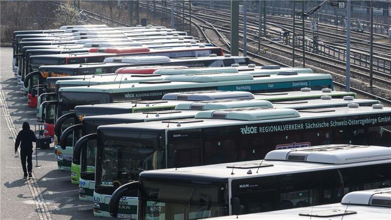 Erneut bleiben Busse und Bahnen wegen eines Warnstreiks in vielen Bundesländern in den Depots. (Archivbild)