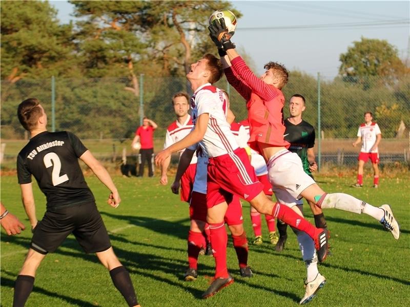 Erneut ein starker Rückhalt seiner Mannschaft: Fabian Haas, Torwart des TSV Buxtehude-Altkloster, schnappt hier Jonas Schulze den Ball vom Kopf. Foto Lütje