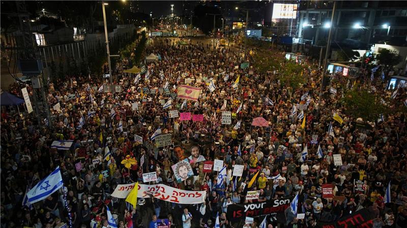 Erneut fordern in Israel Tausende ein Ende des Gaza-Kriegs.  