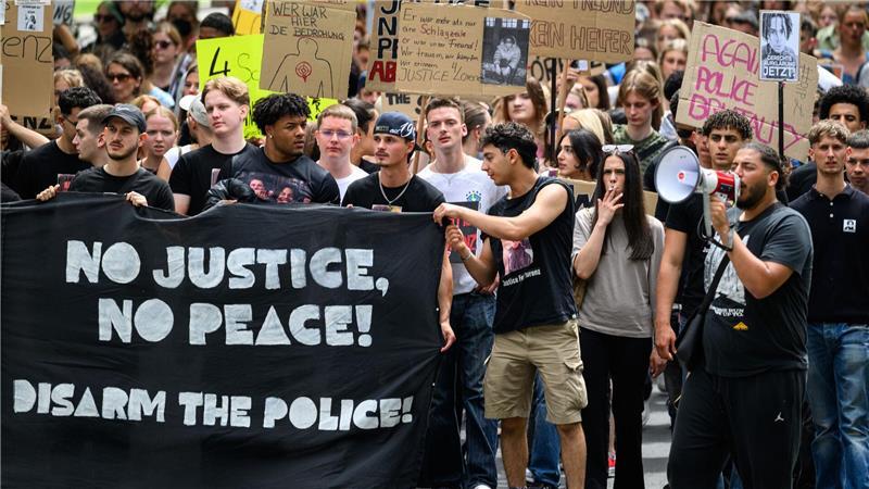 „Lorenz war kein Einzelfall“ - Forderung nach Reformen Erneut gingen mehrere Hunderte Menschen in Oldenburg auf die Straße.