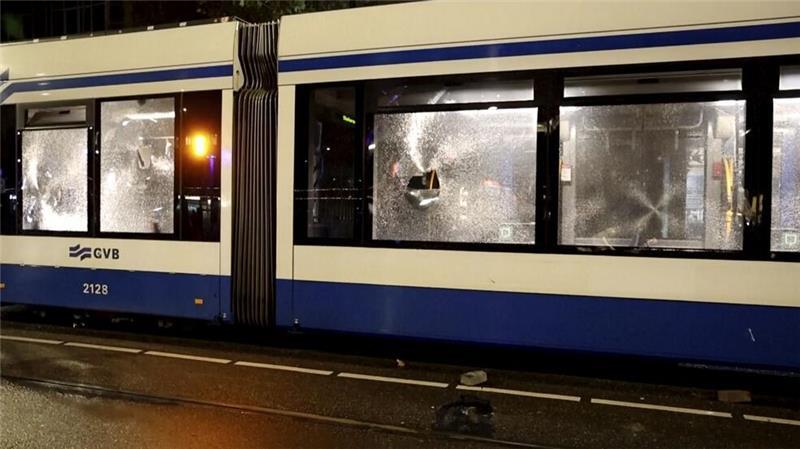 Israels Verteidigungsminister für Angriff auf Atomanlagen Erneut haben junge Männer in der niederländischen Hauptstadt randaliert. Eine Straßenbahn ging in Flammen auf.