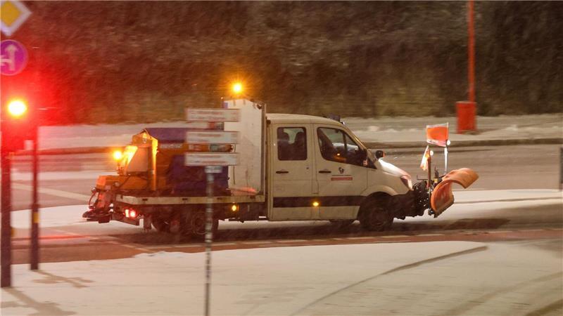 Erneut ist die Stadtreinigung mit Hunderten Mitarbeiterinnen und Mitarbeitern im Winterdienst im Einsatz. (Archivbild)