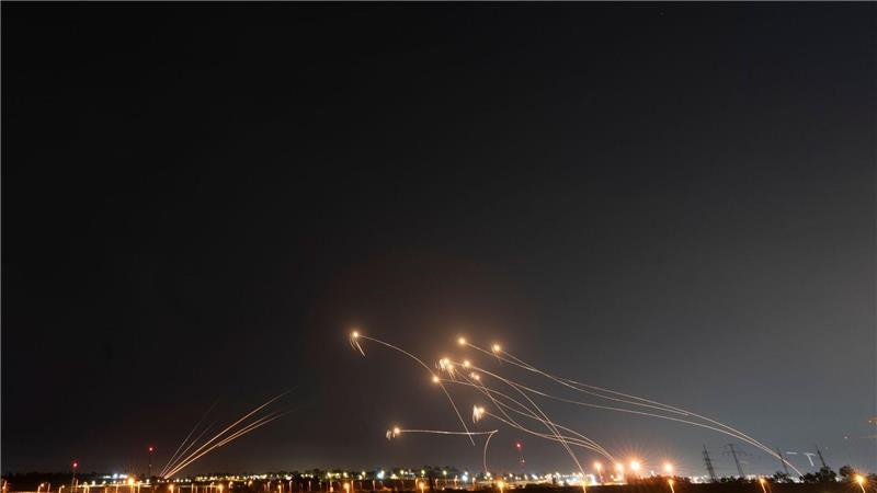 Europäer verhandeln mit Iran über Atomprogramm Erneut meldet Israels Militär Raketen- und Drohnenangriffe aus dem Iran.