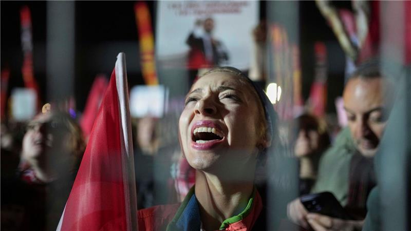 Erneut sind Tausende Menschen in der Türkei wegen der Festnahme des Istanbuler Bürgermeisters auf die Straßen gegangen. 