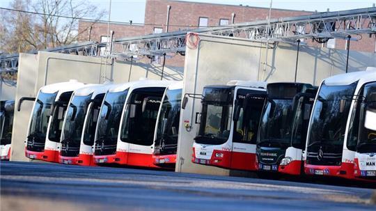 Erneut sollen Busse und U-Bahnen Bahnen in Hamburg wegen eines Warnstreiks im Depot bleiben. (Archivbild)