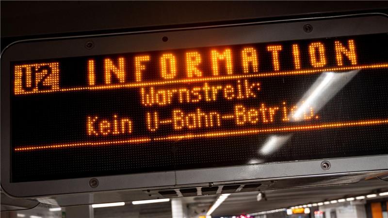 Erneut sollen am Donnerstag Busse und U-Bahnen Bahnen in Hamburg wegen eines Warnstreiks im Depot bleiben. (Archivbild) 