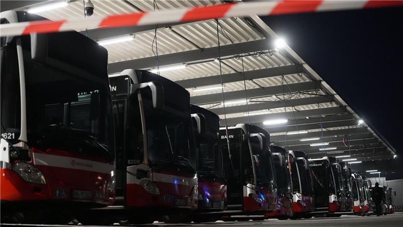 Erneut sollen am Donnerstag Busse und U-Bahnen Bahnen in Hamburg wegen eines Warnstreiks im Depot bleiben. 