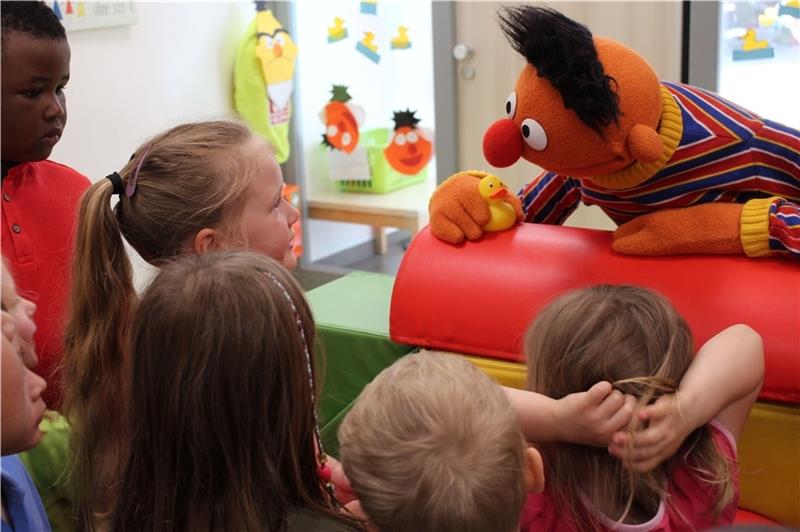 Ernie in Aktion mit den Kita-Kindern. Foto: Frank
