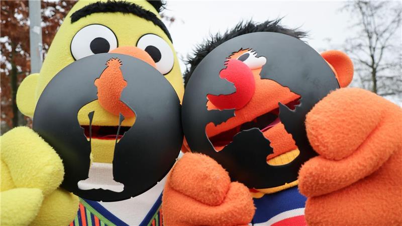 Ernie und Bert regeln jetzt in Hamburg an zwei Stellen den Verkehr. Die Figuren aus der Sesamstraße schlüpfen in die Rolle von Ampelmännchen. 