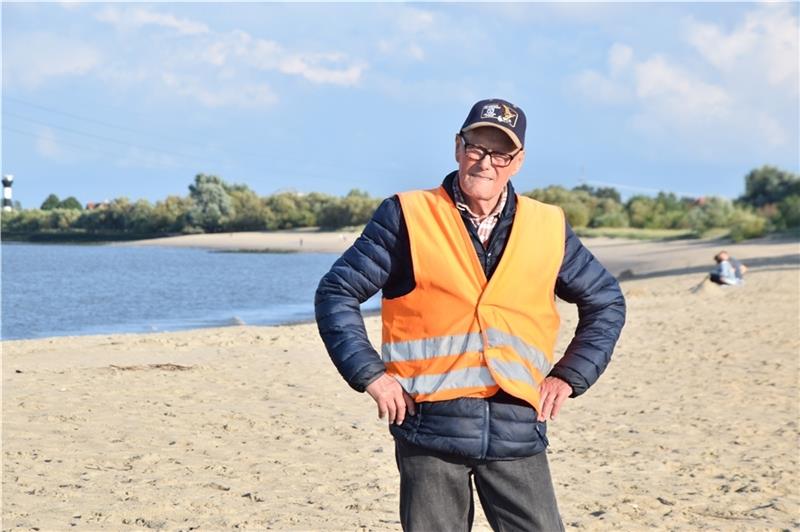 Ernst-August Pape engagiert sich seit einigen Jahren als Strandaufsicht in Bassenfleth. Fotos: Battmer