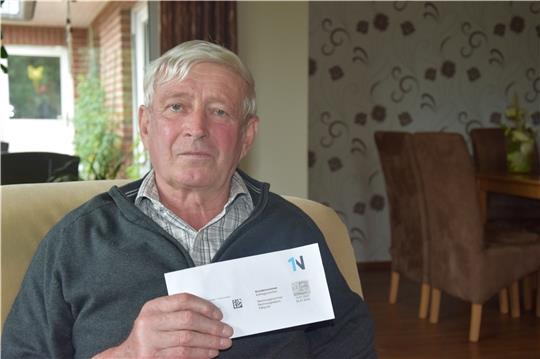 Ernst Brandt zeigt ein Schreiben des Unternehmens 1N Telecom. Briefe des Kommunikationsanbieters sorgen in ganz Niedersachsen für Verwirrung und Ärger Fotos: Sulzyc