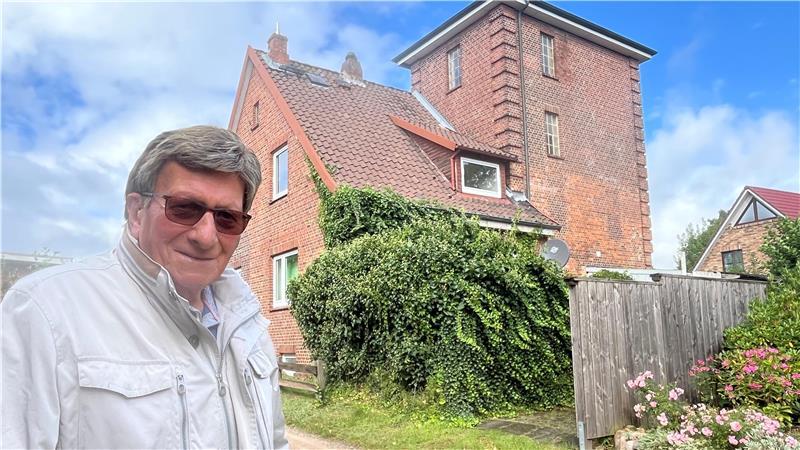 Ernst-Erich Meyer hat die Geschichte des Horneburger Wasserwerks zu Papier gebracht. Das Foto entstand vor dem Abriss im Sommer 2025.