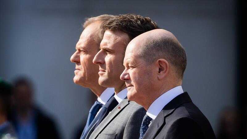 Bilder des Tages Ernste Mienen: Bundeskanzler Olaf Scholz empfängt Frankreichs Präsidenten Emannuel Macron und den polnischen Ministerpräsident Donald Tusk. Vor dem Hintergrund massiver deutsch-französischer Differenzen in der Ukraine-Politik dürfte die Stimmung zwischen den drei Politikern angespannt bleiben.