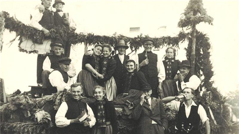 „Im Herzen sind wir eins“: Zwei Geest-Dörfer feiern das Dorfleben Erntefest in den 1950ern mit Sonja Böschs Großeltern Johannes und Hilde Tomhave (rechts außen).