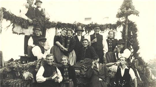 Erntefest in den 1950ern mit Sonja Böschs Großeltern Johannes und Hilde Tomhave (rechts außen).