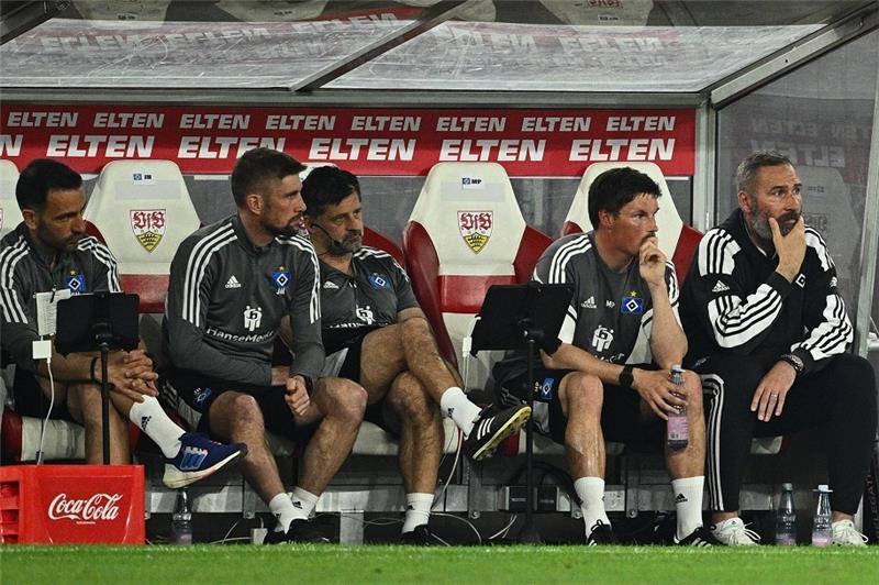 Relegation: HSV braucht nach Hinspiel-Niederlage ein Aufstiegswunder Ernüchterung auf der HSV-Bank: Der Zweitligist verlor das Hinspiel in Stuttgart. Foto: dpa