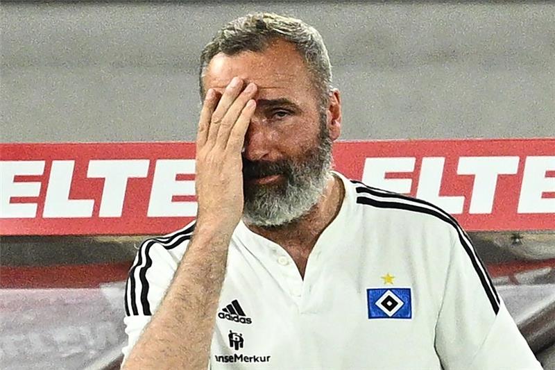 Relegation: HSV braucht nach Hinspiel-Niederlage ein Aufstiegswunder Ernüchterung auf der HSV-Bank um Trainer Tim Walter: Der Zweitligist verlor das Hinspiel in Stuttgart. Foto: Tom Weller/dpa