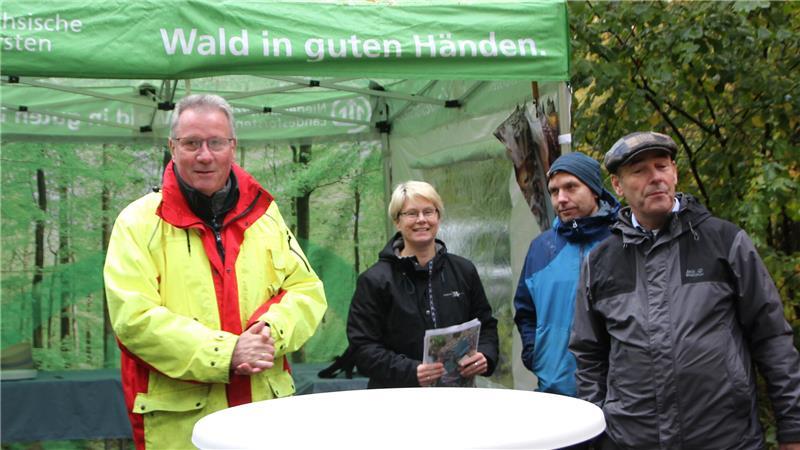 Amphibien-Tunnel für Feuersalamander: So läuft das Projekt in Harsefeld Eröffnung der Amphibien-Tunnel im Braken (von links): Arne Riedel, Forstamtsleiter NFA Harsefeld, Sarina Pils, Leitung ÖNSOR, und Mitarbeiter Julian Mattis sowie Dr. Uwe Andreas, Leiter der Naturschutzbehörde.