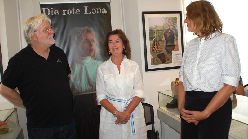 Eröffnung der Sonderausstellung mit Autor Dietrich Alsdorf, Harsefelds Bürgermeisterin Susanne de Bruijn und Gemeindedirektorin Ute Kück (rechts).