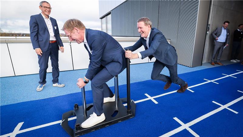 Eröffnung des Athleticum: Götz Welsch (r), ärztlicher Leiter der Klinik und Leitender Mannschaftsarzt beim Hamburger SV, schiebt Christian Gerloff, Ärztlicher Direktor und Vorstandsvorsitzender Universitätsklinikum Hamburg-Eppendorf (UKE).