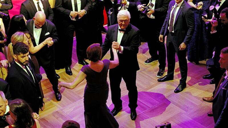 Bundespresseball: Geliehener Smoking und „No Cannabis“ Eröffnungstanz auf dem Bundespresseball: Bundespräsident Frank-Walter Steinmeier und Elke Büdenbender.