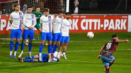 Erolind Krasniqi zirkelt den Ball gefühlvoll über die D/A-Mauer. Allerdings stehen dort auf der rechten Seite die kleinsten Spieler aus dem Drochterser Kader.