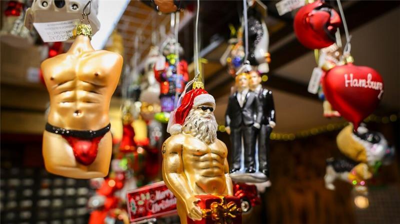 Erotische und frivole Weihnachtsbaumdekoration wird auf dem Santa Pauli Weihnachtsmarkt auf dem Spielbudenplatz angeboten.