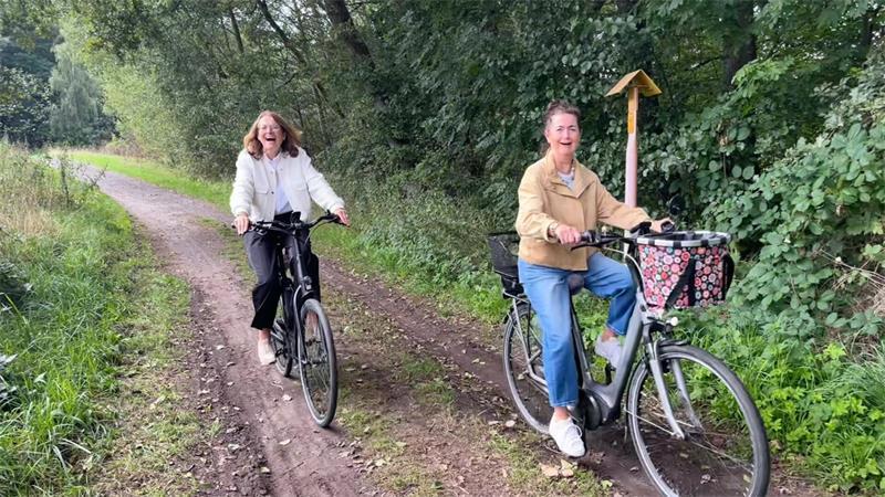 Blick ins Auetal: Neue Schutzhütte zwischen Bargstedt und Harsefeld Erreichten die Hütte mit dem Fahrrad: Samtgemeindebürgermeisterin Ute Kück (links) und Fleckenbürgermeisterin Susanne de Bruijn.