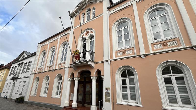 Abgespeckt: Horneburger können sich lediglich die Schulmensa leisten Errichtet im Jahr 1862: Blick auf die Schmuckfassade des Rathauses in der Langen Straße in Horneburg.