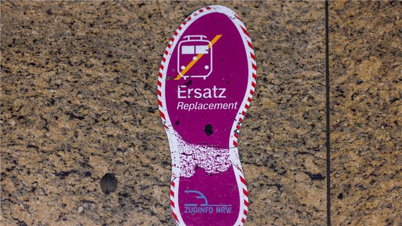 Ersatzbusse sollen teilweise im Zehn-Minuten-Takt fahren - trotzdem werden Reisende deutlich länger unterwegs sein als per Zug. (Archivbild)