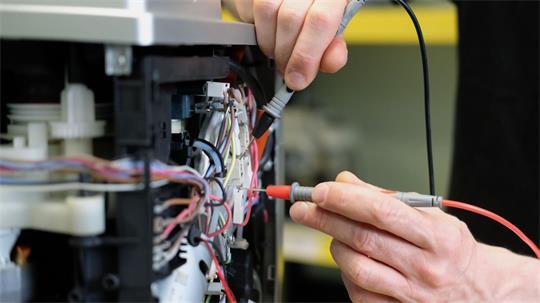 Ersatzteile sollen nicht so teuer sein, damit sich Verbraucherinnen und Verbraucher für die Reparatur entscheiden. (Illustration)