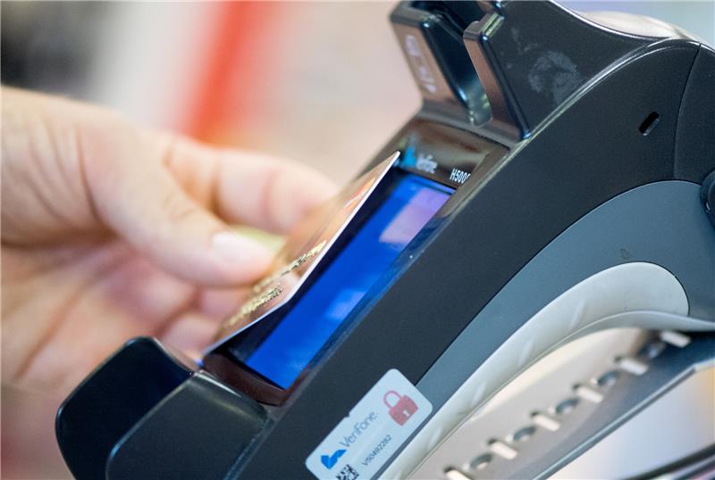 Läden lassen nur Zahlung mit EC-Karte zu: Ist das überhaupt erlaubt? Erspart Händlerinnen und Händlern lästiges Bargeld-Handling: die Kartenzahlung. Foto: Franziska Gabbert/dpa-tmn