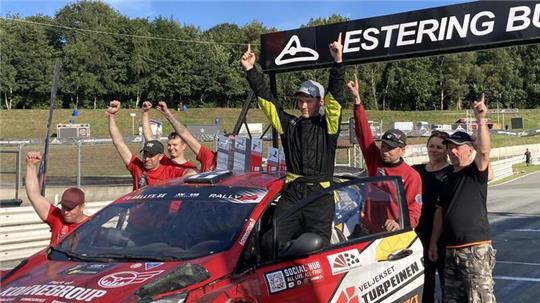 Erst 15 Jahre alt: Der Finne Joni Turpeinen feiert den Meistertitel auf dem Estering.