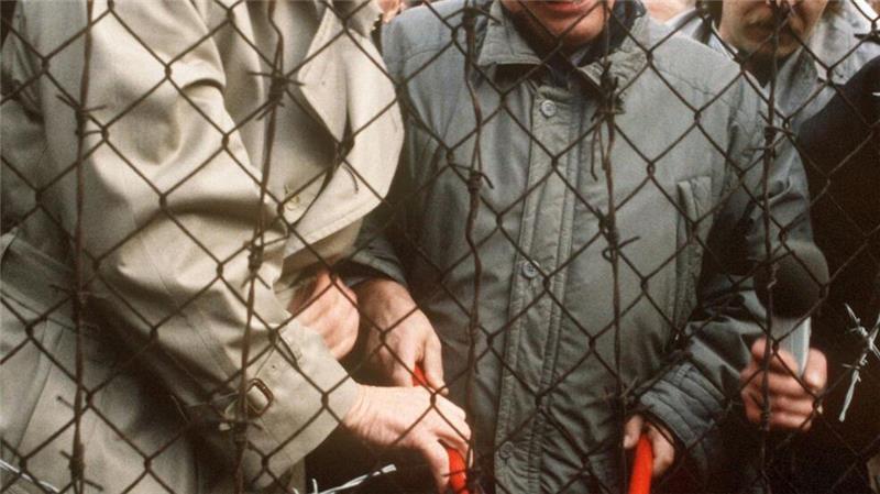 Erst 1989 fällt der sogenannte Eiserne Vorhang zwischen der Tschechoslowakei und Deutschland. Bundesaußenminister Hans-Dietrich Genscher und sein tschechischer Amtskollege Jiri Dienstbier durchschneiden am 23.12.1989 in Rozvadov den Stacheldraht. (Archivbild)