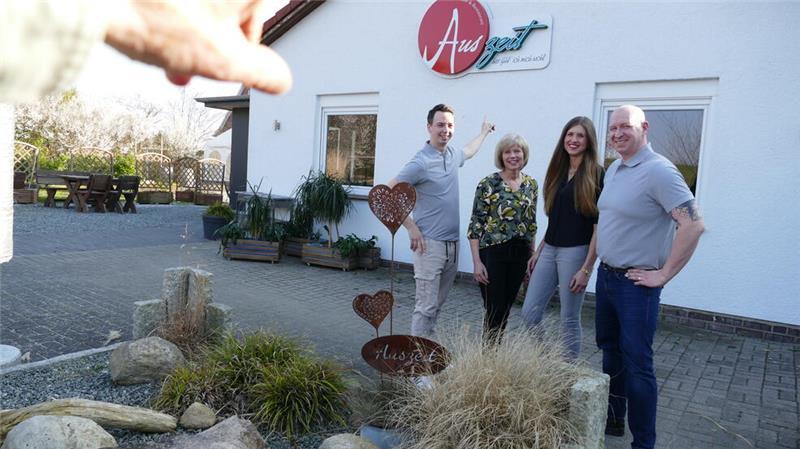 Neue Pächter für Altländer Restaurant – „Auszeit“ wird zum „Deichblick“ Erst 2022 hatten Silke (Mitte links) und Rilana Treptow das Café und Restaurant Auszeit neu verpachtet. Im vergangenen Jahr mussten die Pächter Paul Teagle (links) und Nils Kleine aufgeben.