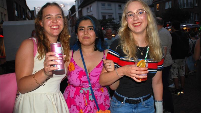 Erst Cocktails, dann ein Weinchen (von links): Kira Petersen, Donja Rasoule und Pia Zoch.