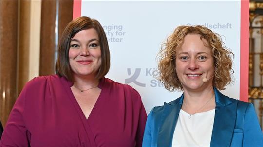 Erst Hackerin und nun Preisträgerin eines der höchstdotierten Wissenschaftspreise der Welt: Informatikerin Stephanie Wehner (r). Hier an der Seite von Hamburgs Wissenschaftssenatorin Katharina Fegebank (Grüne).
