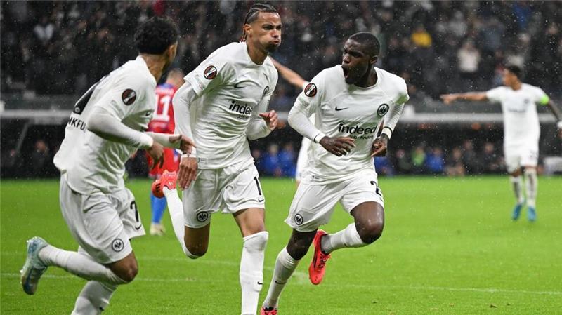 Erst Jubel, dann Ärger: Eintracht Frankfurt hat einen Sieg in der Europa League spät aus der Hand gegeben.