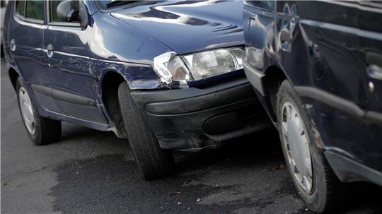 Erst „Quiiieeetsch“ - dann „Bumms“? Ja, so klingt es oft, wenn ein Auto auffährt - über die Schuldfrage gibt es danach oft Streit vor Gericht.