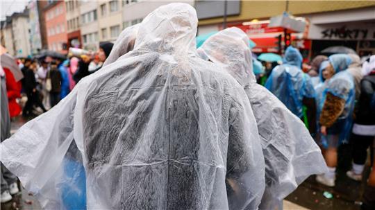 Erst Regen, dann womöglich noch Schnee und Eis - so lautet die Wettervorhersage für den bevorstehenden Höhepunkt des Karnevals.